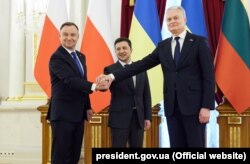 Президент Украины, Польши и Литвы, Владимир Зеленский (посредине), Анджей Дуда (слева) и Гитанас Науседа. Киев, 23 февраля 2022 года