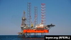 Самопідіймальна бурова установка «Петро Годованець», що належить ДАТ «Чорноморнафтогаз» на шельфі Чорного моря, одна з двох так званих «вишок Бойка», 2012 рік
