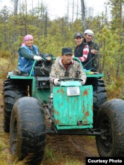 Вагай районы Казанлы авылы кешеләре табигать нигъмәтләре җыярга бара