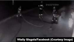 Пожежники біля офісу Товариства угорської культури Закарпаття. Фото з камери стеження, 27 лютого 2018 року