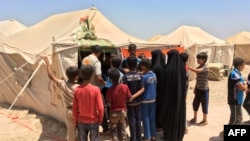 Ирактагы качкындар тамакка кезек күтүп турушат. 29-май, 2016-жыл.