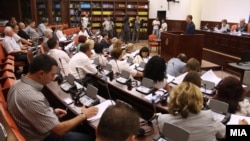 Собраниска дискусија за законите за медиуми.