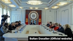 Президент Атамбаев эл аралык байкоочулар менен