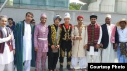 Мурат көп улуттун өкүлдөрү катышкан фестивалдарда чет өлкөлүктөр кыргыз бийине кызыгышарын айтат.