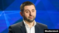 На думку Давида Арахамії, заява президента означає, що «ми не маємо права відволікатися на щось, окрім захисту України»