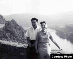 Азамат Алтай өмүрлүк жары Санийе менен.