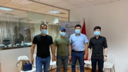 Бекмурат Ымамназаров жана консулдуктун кызматкерлери. Ымаманазаров жиберген сүрөт.