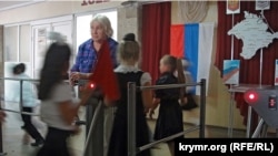 1-nci nomeralı Aqmescit gimnaziyası. Arhiv fotosı