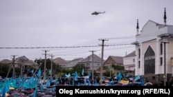 Aqmescitteki matem mitingi üzerinde vertolötlar, 2014 senesi mayıs 18 künü