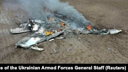 Resturile în flăcări ale unui avion rus de atac Su-35 doborât de armata ucraineană în regiunea Harkov, 3 aprilie 2022.