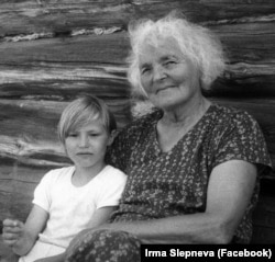 Юная Таня (Татьяна Сергеевна Худякова) с бабушкой Ирмой Геккер-Худяковой. Фото из семейного архива Ирмы Слепневой.