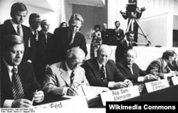 Cancelarul vest-german Helmut Schmidt (stânga), liderul est-german Erich Honecker (al doilea din stânga) și președintele SUA Gerald Ford participă la istorica Conferința privind Securitatea și Cooperarea în Europa de la Helsinki, în 1975.