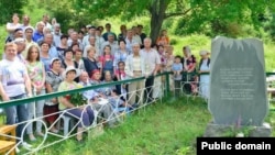 Ulu-Sala köyünde doğğanlar ve olarnıñ nesilleri 1943 senesi genotsidiniñ qurbanları abidesi yanında