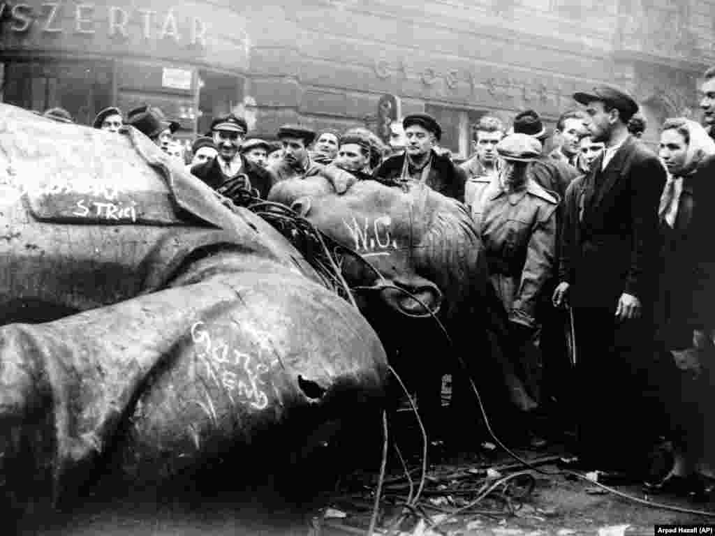 Вугорцы акружылі скінутую статую Ёсіфа Сталіна падчас рэвалюцыі 1956 году.У 1956 годзе Радыё Свабодная Эўропа крытыкавалі за перадачы, якія многія ўспрынялі як падбухторваньне да антыкамуністычнага паўстаньня ў Вугоршчыне. Рэвалюцыю задушыла савецкае войска, у выніку загінулі тысячы людзей. Азіраючыся на перадачы Радыё Свабодная Эўропа 1956 году для Вугоршчыны, у якіх гучалі і пэўныя тэхнічныя парады для падтрыманьня рэвалюцыйнага імпульсу, адзін былы дырэктар Радыё Свабодная Эўропа прыйшоў да высновы, што «функцыя [радыё] ніколі не палягае ў тым, каб казаць людзям, што ім варта рабіць, — і менш за ўсё ва ўмовах гвалтоўных узрушэньняў».