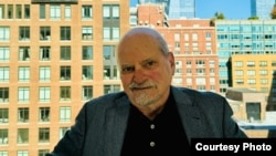 Александр Генис у окна галереи Hauser and Wirth