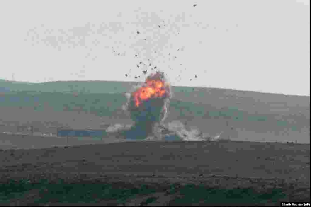 Ракета "Томагавк", запущенная с подлодки, попадает в цель на острове Сан-Клементе, тренировочном полигоне ВМС США у побережья Южной Калифорнии, во время испытаний в ноябре 1998 года.Во время телефонного разговора с украинским президентом в начале июля Дональд Трамп, как сообщается, спросил Зеленского: "Владимир, ты можешь ударить по Москве? […] Можете ли вы ударить и по Санкт-Петербургу?" Как сообщается, украинский президент ответил: "Безусловно. Сможем, если вы дадите нам оружие". 15 июля Трамп отрицал, что намерен вооружить Киев ракетами дальнего радиуса действия, заявив журналистам: "Мы не собираемся этого делать". А 28 сентября вице-президент США Джей Ди Венс подтвердил, что Вашингтон рассматривает возможность передачи Украине дальнобойных ракет "Томагавк"