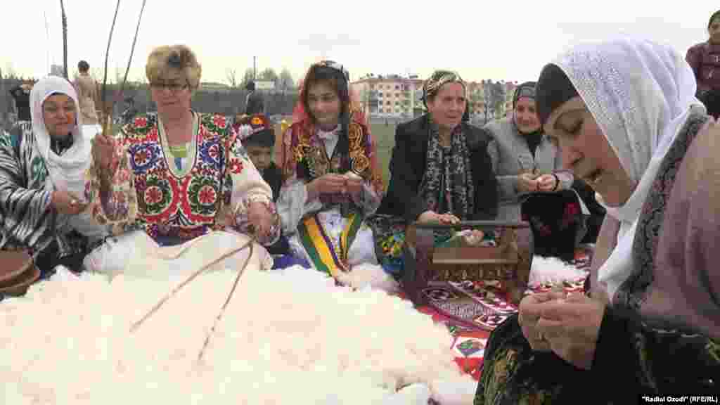 Нооруз (Улустун Улуу күнү) бир катар чыгыш элдеринде кеңири майрамдалды. Дүйшөмбү ш., Тажикстан.