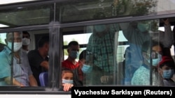 Пассажиры автобуса в Ашгабате, облаченные в медицинские маски, 15 июля 2020 года.