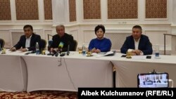 Солдон оңго карай: Каныбек Иманалиев, Адахан Мадумаров, Клара Сооронкулова жана Канатбек Исаев.