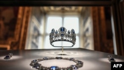 Această fotografie arată setul de bijuterii al reginei Marie-Amelie și al reginei Hortense expus la Galeria Apollon, înainte de furt.