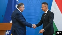 Милорад Додик (лево) на прес-конференција со унгарскиот министер за надворешни работи Петер Сијарто, Будимпешта, 4 септември 2025 година.