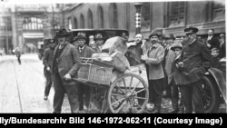 حمل پول یک شرکت کوچک با گونی در آلمان ۱۹۲۳ برای پرداخت دستمزد کارگران