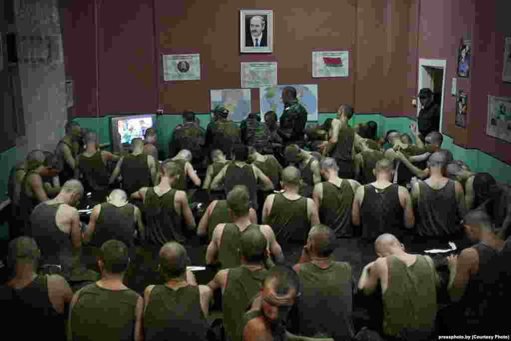 Призывники в Борисове (Минская область) обязаны смотреть программу новостей "Панорама" на государственном телевидении. Фото Сергея Гудзилина