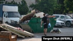 Мусорный контейнер типа «лодка» в Севастополе, архивное фото