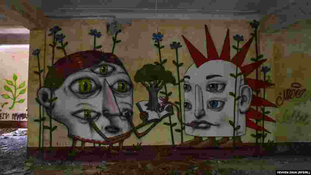 Кілька професійних графіті на стінах перетворюють занедбаний будинок в арт-об'єкт. На цьому малюнку &ndash; фантастичні багатоокі істоти