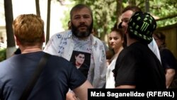 Заза Саралидзе пришел на заседание суда в рубашке, исписанной одноклассниками его сына