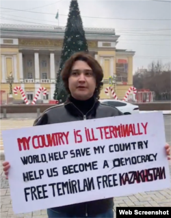 Руслан Бикетов на пикете с требованием освободить из-под стражи Темирлана Енсебека. Алматы, 19 января 2025 года