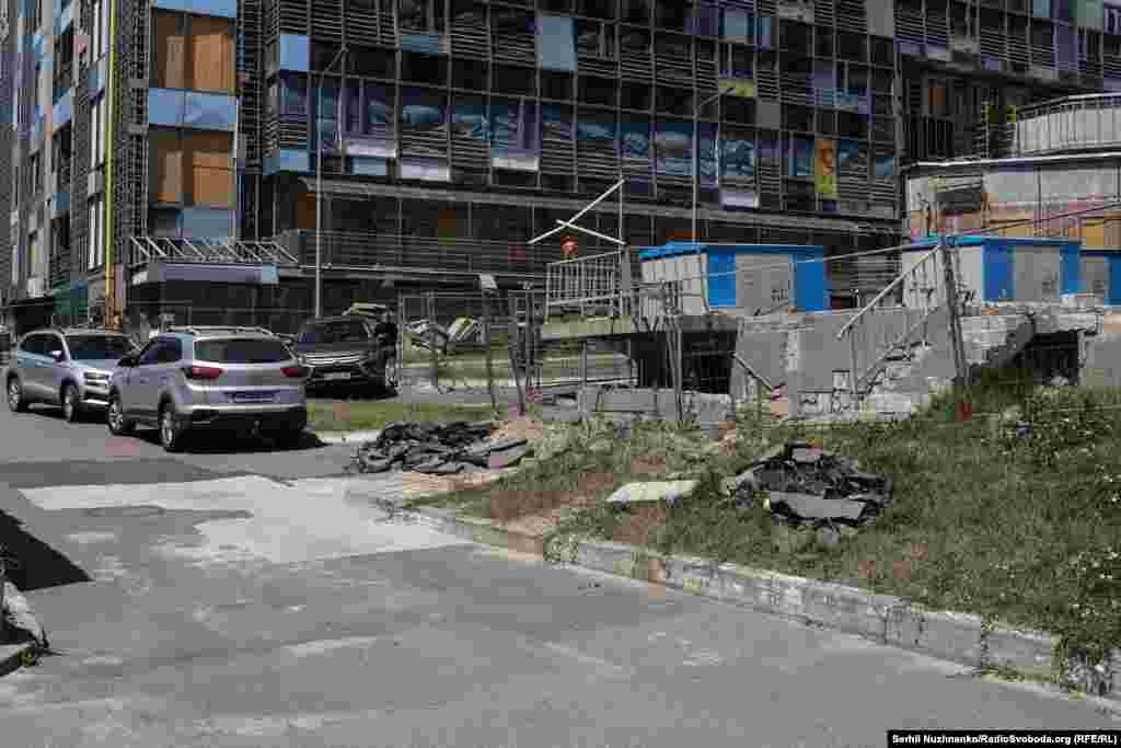 Bolnički kreveti postavljeni izvan bolnice nakon raketnog napada.Nakon skoro godinu dana kašnjenja, firma kojoj je dodijeljen ugovor za obnovu procjenjuje da će radovi biti završeni do kraja 2025. godine.