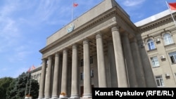 Кыргызстандын Өкмөт үйү.  Бишкек.