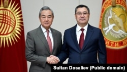 Kineski ministar inostranih poslova Vang Ji (lijevo) sastaje se sa predsjednikom Kirgistana Sadirom Žaparovim u Biškeku 19. novembra tokom turneje po tri zemlje Centralne Azije.