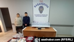 Жасалма арак чыгарып, сатууга шектелген түркмөнстандык түгөйлөр.