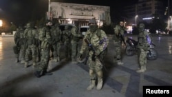 30 noiembrie - luptători ai opoziției siriene se adună într-o piață din Alep.