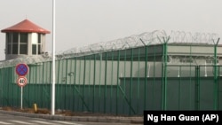 Кытайдагы «кайра тарбиялоочу» лагерлердин бири. 2018-жыл.