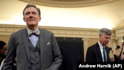 Američke diplomate Džordž Kent (levo) i Vilijam Tejlor (desno) dolaze na saslušanje u Kongres u okviru postupka za opoziv predsednika SAD Donalda Trampa