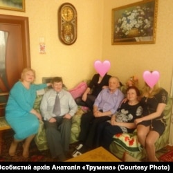 «Звичайна сім'я: батько – вчитель історії і суспільствознавства, мама – вчителька російської літератури», – Анатолій про батьків. На фото вони ліворуч