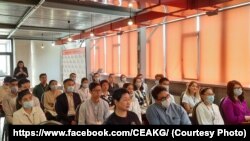 “Жарандык агартуу академиясынын” угуучулары.