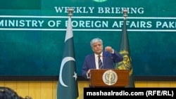 د پاکستان د بهرنیو چارو وزارت ویاند شفقت علي خان د خبري غونډې پر مهال - انځور له ارشیفه. 