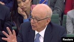 “News Corporation” компаниясынын башчысы Руперт Мөрдок (Rupert Murdoch) британ парламентини н комиссиясынын отурумунда. Лондон ш., 2011-жылдын 19-июлу. Reuters.