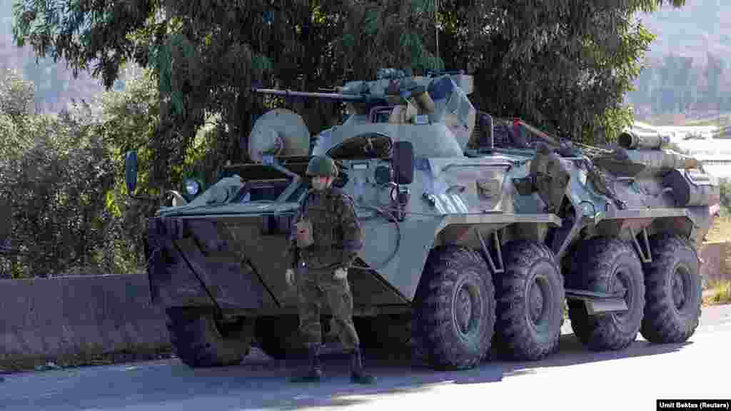 Ruski vojnik čuva vozilo u blizini vazdušne baze Hmeimim. U pisanoj izjavi u kojoj opisuje svoj bijeg iz Sirije, svrgnuti vođa Bashar Al-Assad kaže da je prvo prebačen iz Damaska ​​u bazu Hmeimim usred masovnog napredovanja pobunjenika. Odatle je na kraju helikopterom prebačen u Rusiju 8. decembra nakon što se ruski objekt "našao pod pojačanim napadima bespilotnih letjelica".