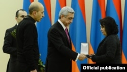 Շփման գծում զոհված Արմեն Հովհաննիսյանը հետմահու պարգևատրվել է «Հայրենիքին մատուցած ծառայությունների համար» առաջին աստիճանի մեդալով, որը նախագահ Սերժ Սարգսյանը հանձնել է զինվորի մորը, 28-ը հունվարի, 2014թ.
