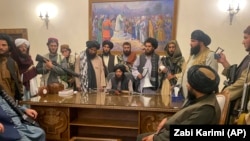 Намояндагони "Толибон" дар қохи раёсатҷумҳурии Афғонистон. Кобул, 15-уми августи соли 2021 