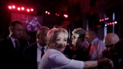 Viorica Dăncilă a fost întâmpinată cu pupături la Congres.