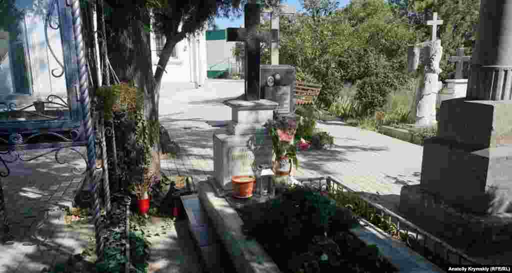 Baş kilseniñ divarı yanında arhiyepiskop ve tibbiyet professorı Luka Voyno-Yasenetskiyniñ kömülgen yuri. 1996 senesi ölgen azizniñ kemikleri yerli Svâto-Troitsk kafedral kilsenine avuştırıldı