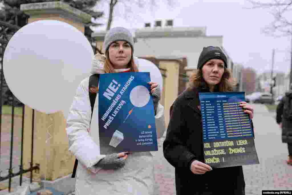 Прадстаўніцы Офісу Сьвятланы Ціханоўскай з плякатамі, на якіх напісана па-літоўску «Пакуль дыктатура ва ўладзе — людзі пакутуюць!»