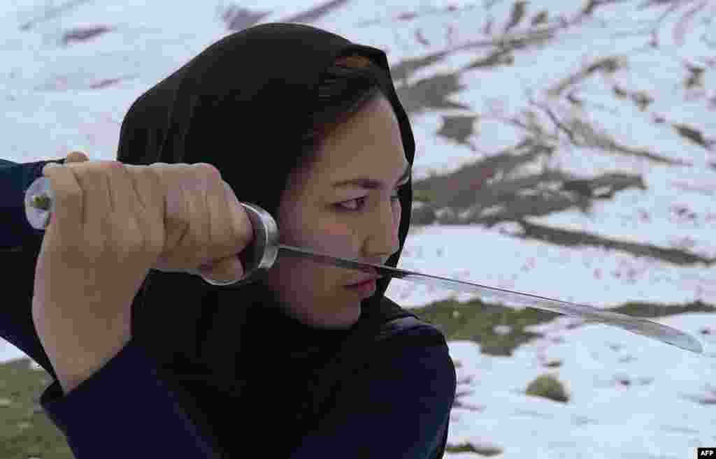 Ol "Wuşu" söweş sungaty bilen meşgullanýan ilkinji zenan däl. Hytaýly dindar zenanlar owaldan bäri bu söweş sungatynyň ähli tilsimlerini bilýärdi. Käbir imperatorlar şol zenan söweşijilerden özlerine janpena saýlap alypdyrlar. 