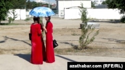 Старшеклассницы в Туркменистане (архивное фото)